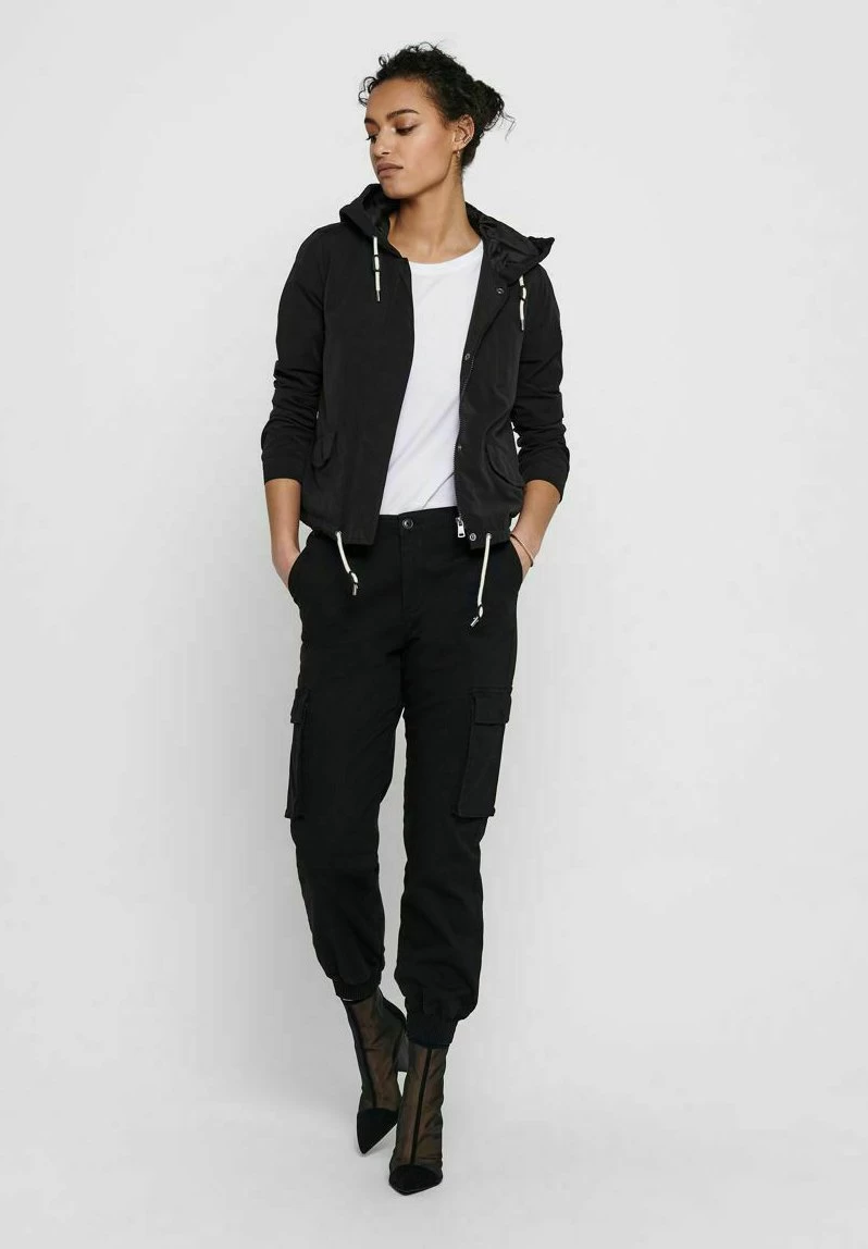 ONLY ONLSKYLAR HOOD SPRING JACKET - Leichte Jacke - Black 4 ONLY ONLSKYLAR HOOD SPRING JACKET - Leichte Jacke - Black – Bild 2