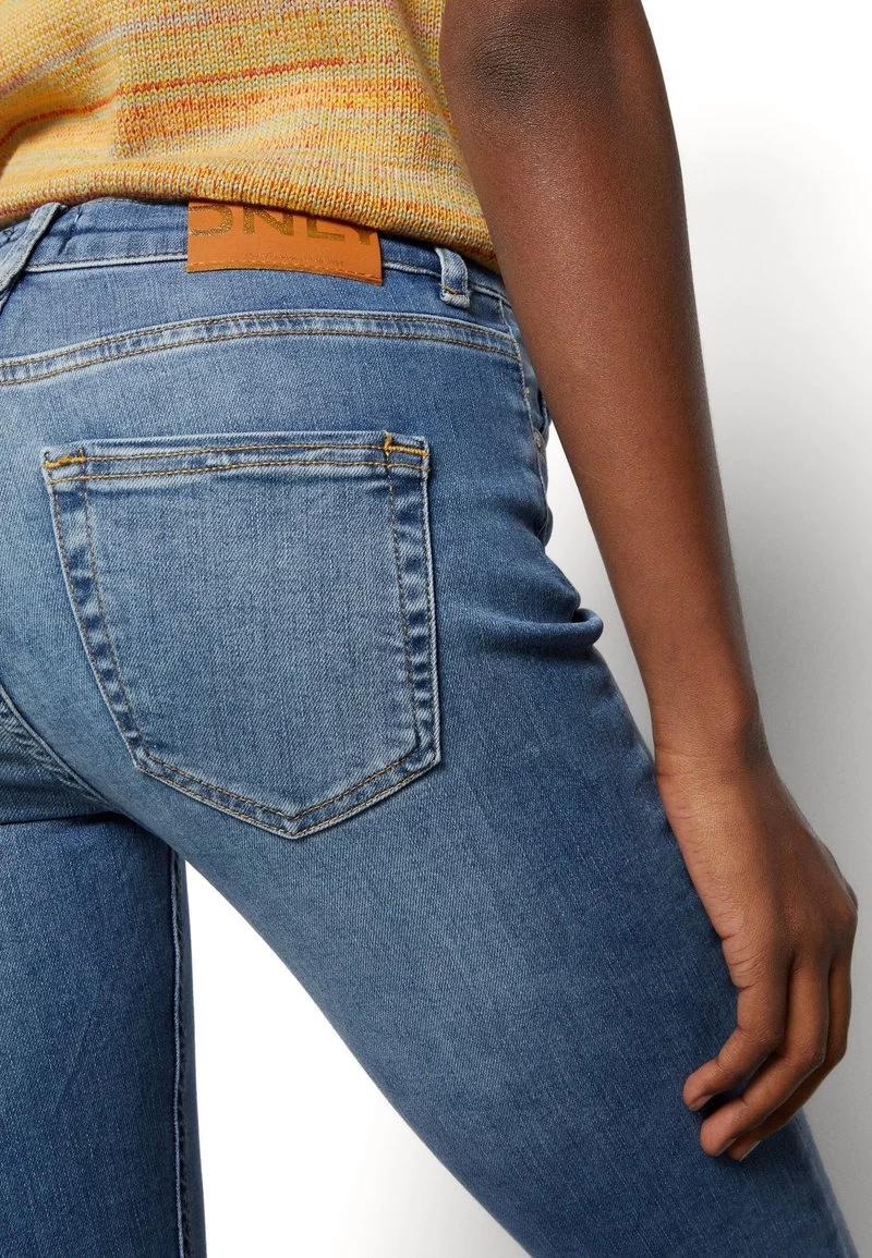 ONLY ONLBLUSH LIFE MID FLARED - Flared Jeans - Light Blue Denim 8 ONLY ONLBLUSH LIFE MID FLARED - Flared Jeans - Light Blue Denim – Bild 6